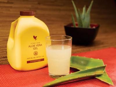 Immagina di tagliare una foglia di Aloe Vera e di berne il gel direttamente dalla pianta: otterrai lo stesso risultato bevendo la nostra Aloe Vera Gel. Il nostro gel stabilizzato è stato il primo a ricevere la certificazione dell’International Aloe Science Council. Aloe Vera Gel contiene un’abbondanza di vitamine e minerali, inclusa la rara Vitamina B12 contenuta solo in due vegetali. Questo fa dell’Aloe Vera Gel un supplemento vitale per i vegetariani. Inoltre contiene l’Acido Folico e sette aminoacidi essenziali, direttamente collegati allo sviluppo della cellula, e che non possono essere elaborati nel corpo in altri modi. Questa bevanda contiene così tanti elementi che è difficile catalogare tutti i benefici che apporta. Vale la pena sottolineare le sue proprietà immunostimolanti, disintossicanti ed antinfiammatorie. È l’alto livello di tossine e un conseguente deficit nel sistema immunitario che mina la salute ai giorni nostri. Una cosa è certa: Aloe Vera Gel ha una notevole influenza positiva sulla salute e sullo stile di vita di molti. Ciò è dovuto alla natura adaptogena del gel, corpi diversi traggono benefici diversi, a seconda del loro bisogno supplementare nutrizionale. Tra tutti i benefici i più menzionati dai consumatori di Aloe sono quelli apportati ai sistemi digestivo, respiratorio, muscolo-scheletrico e alla pelle come nei casi di psoriasi, eczema, artrite e asma.